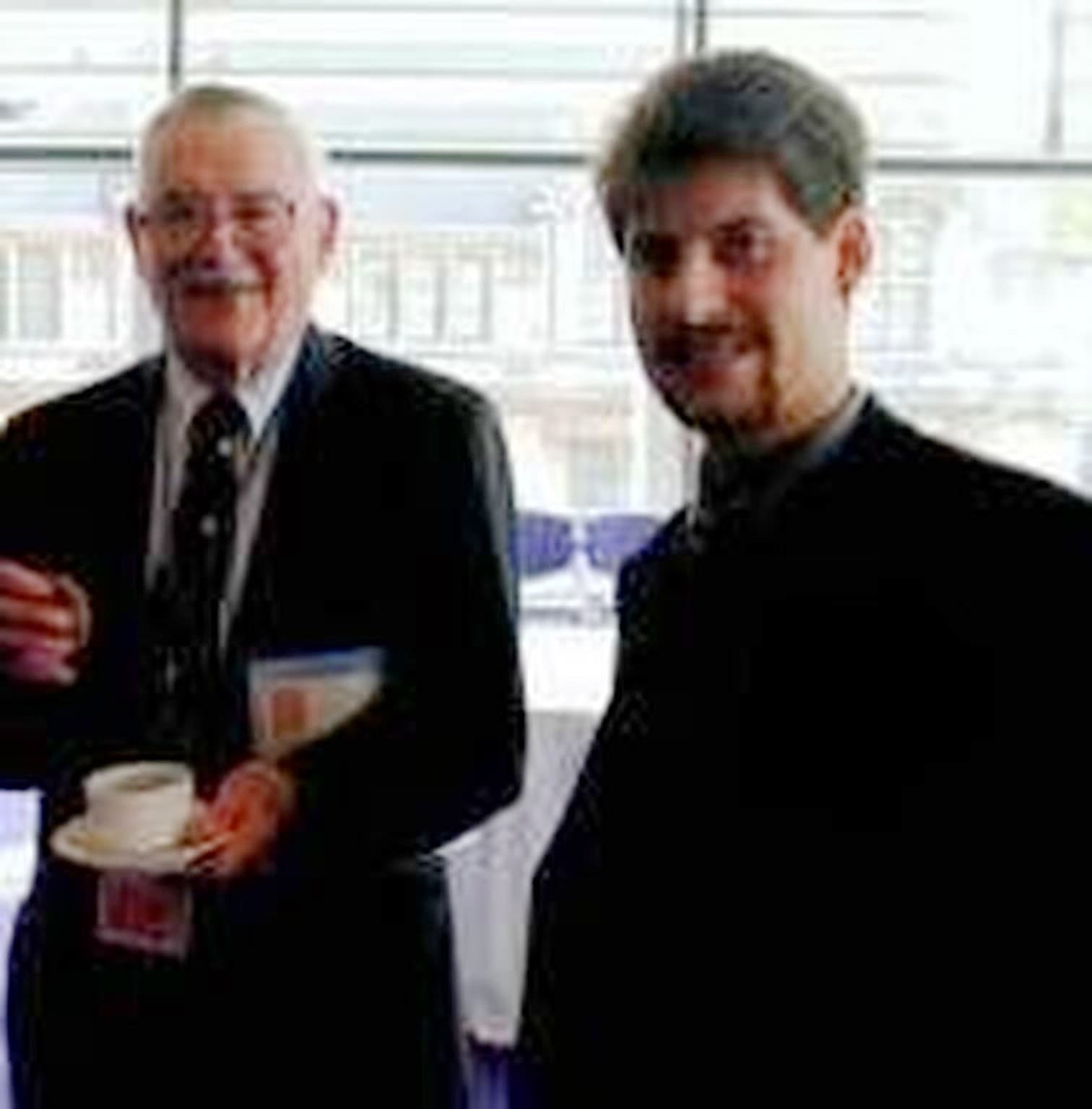 James M. Buchanan und Rahim Taghizadegan stehen bei einer Veranstaltung in den USA nebeneinander