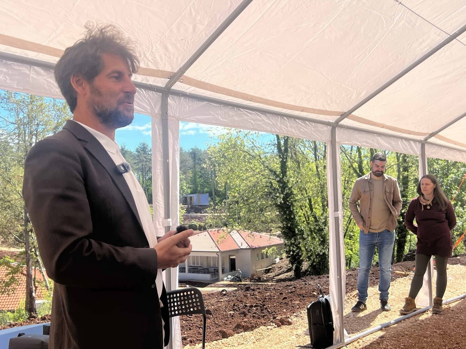 Rahim Taghizadegan spricht bei einem Alpen-Adria-Salon in einem transparenten Zelt am Standort in Istrien